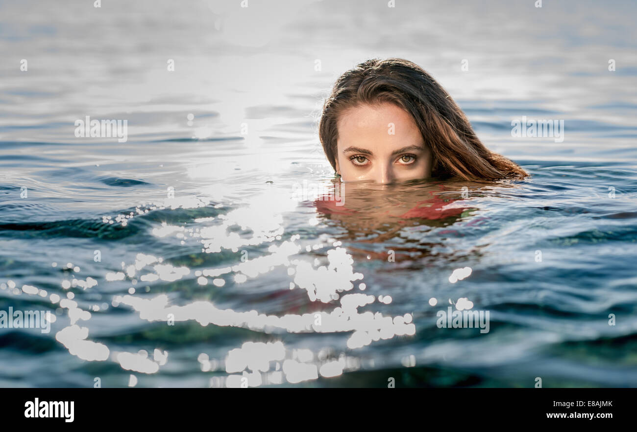Porträt der jungen Frau beim Schwimmen im Meer, Castiadas, Sardinien, Italien Stockfoto