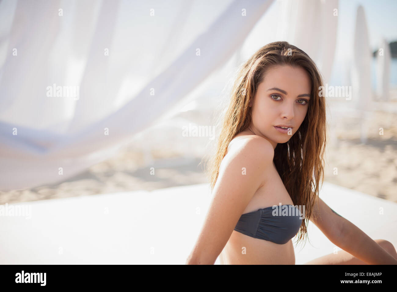 Porträt der jungen Frau am Strand, Castiadas, Sardinien, Italien Stockfoto