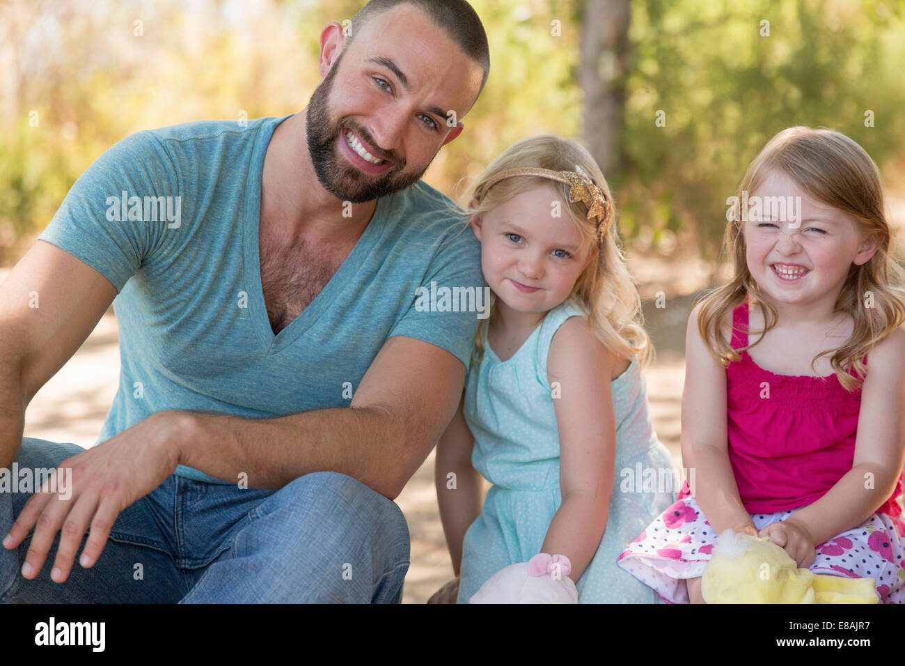 Porträt von Vater und zwei Töchter im park Stockfoto