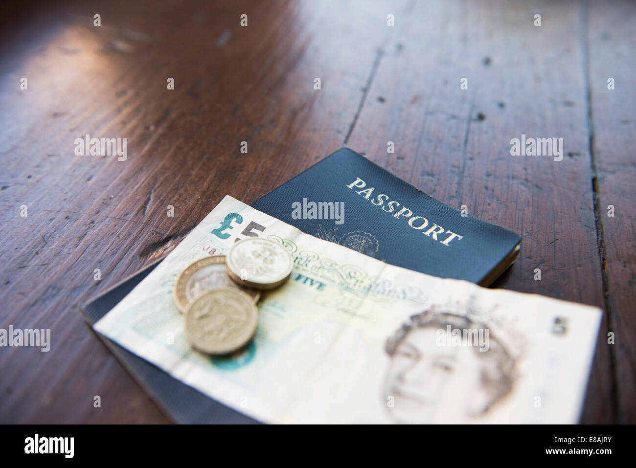 Britische Banknoten, Münzen und Reisepass Stockfoto