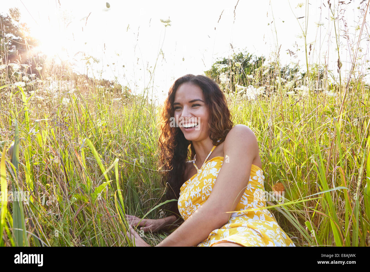Frau im Bereich der Wildblumen Stockfoto