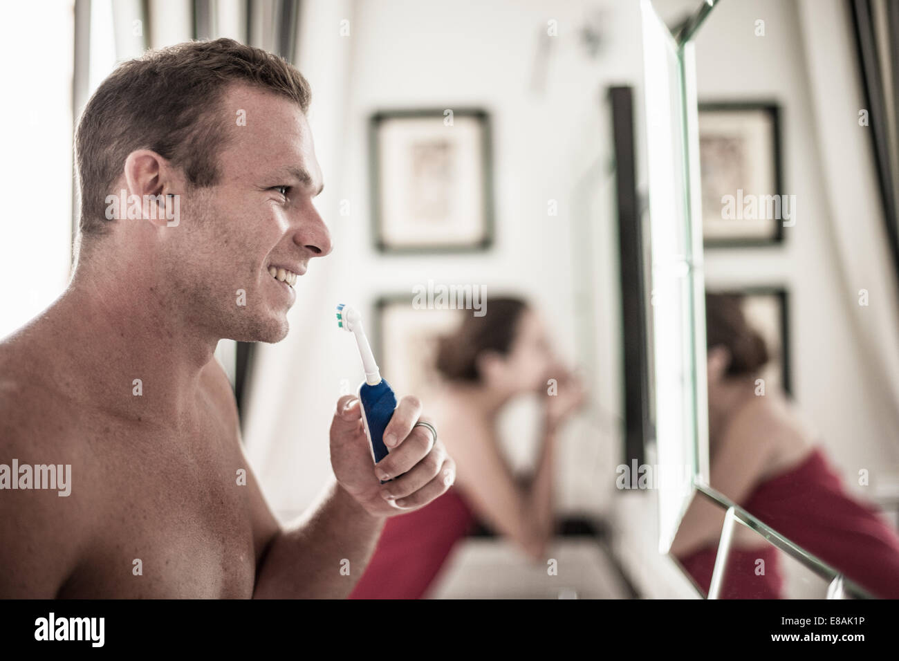 Junges Paar Zähneputzen in seinem und Ihr Bad Stockfoto