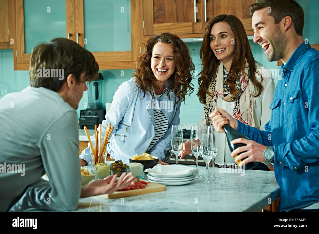 Freunde zu Hause feiern Stockfoto