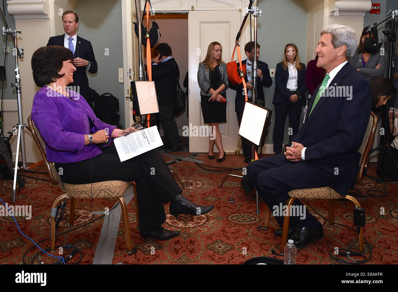 US-Außenminister John Kerry teilt einen lachen mit CNN Anker Christiane Amanpour vor einem live-Interview in New York City am 24. September 2014, am Rande der Generalversammlung der Vereinten Nationen. Stockfoto