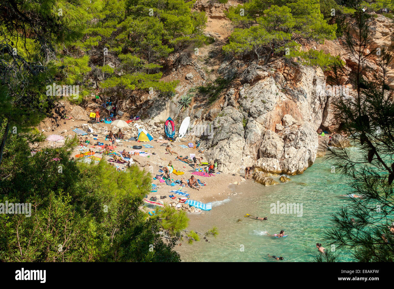 Touristen an einem Strand in Jagodna Dorf, Insel Hvar, Kroatien Stockfoto