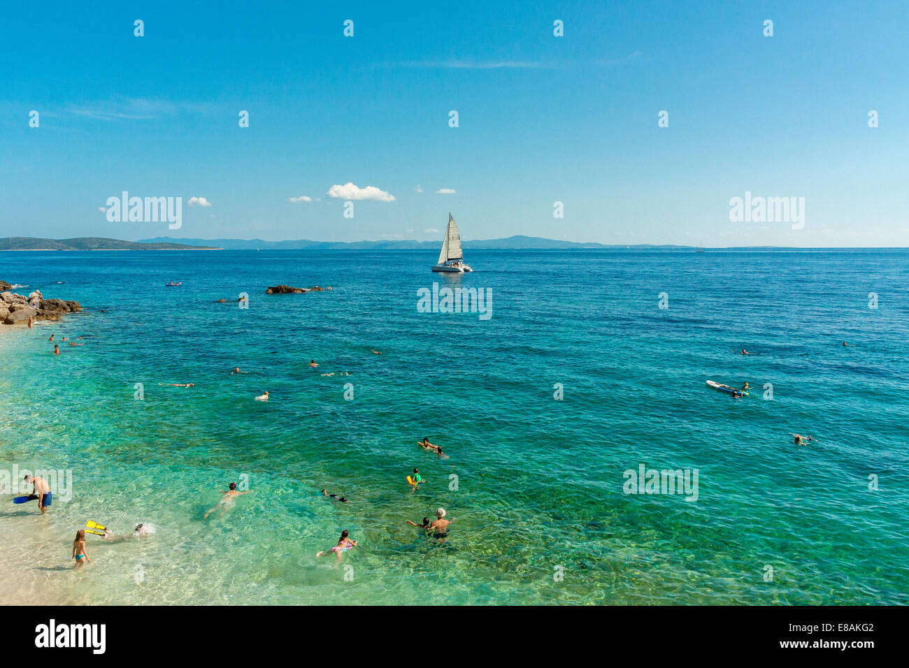 Touristen, die im Adriatischen Meer, Schwimmen, Jagodna Dorf, Insel Hvar, Kroatien Stockfoto