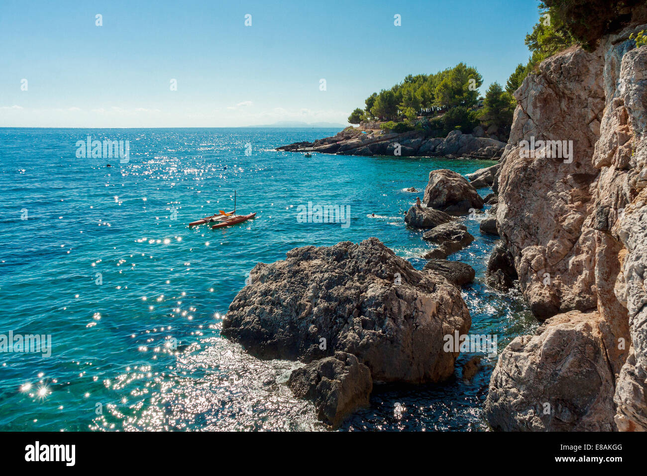 Felsige Küste in Jagodna Dorf, Insel Hvar, Kroatien Stockfoto