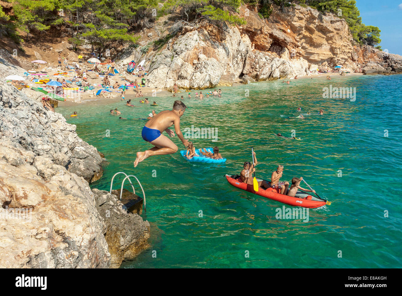 Junge, springen in die Adria in Jagodna Dorf, Insel Hvar, Kroatien Stockfoto