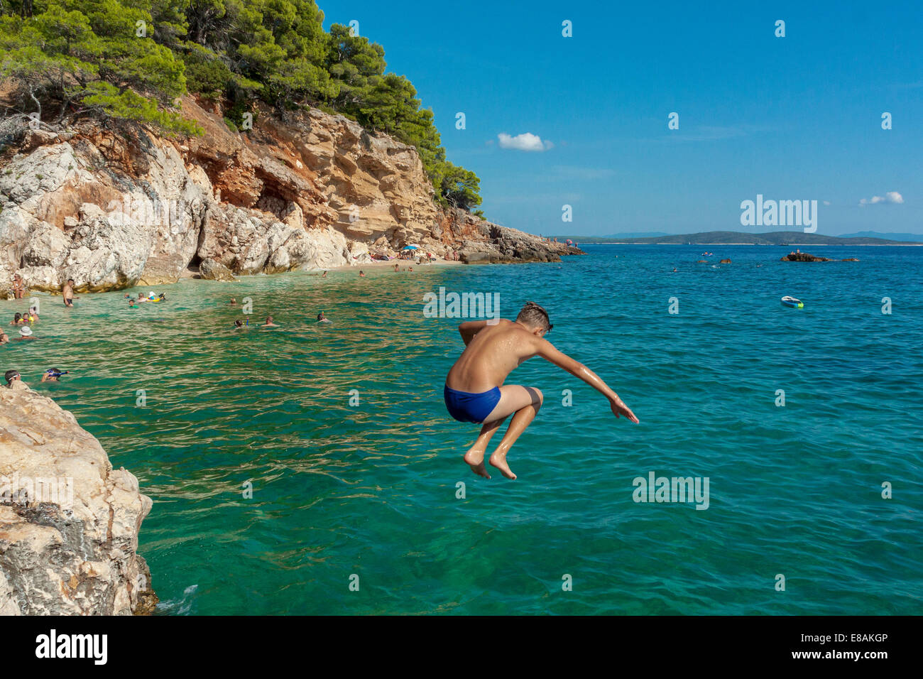 Junge, springen in die Adria in Jagodna Dorf, Insel Hvar, Kroatien Stockfoto