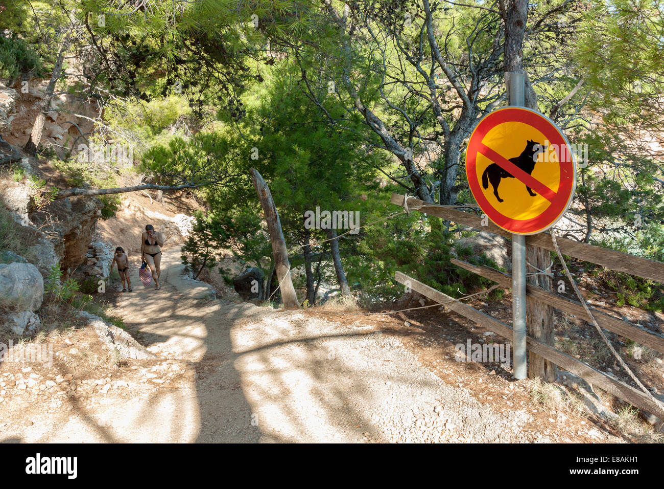 Hundeverbot am Strand Jagodna Dorf, Insel Hvar, Kroatien Stockfoto