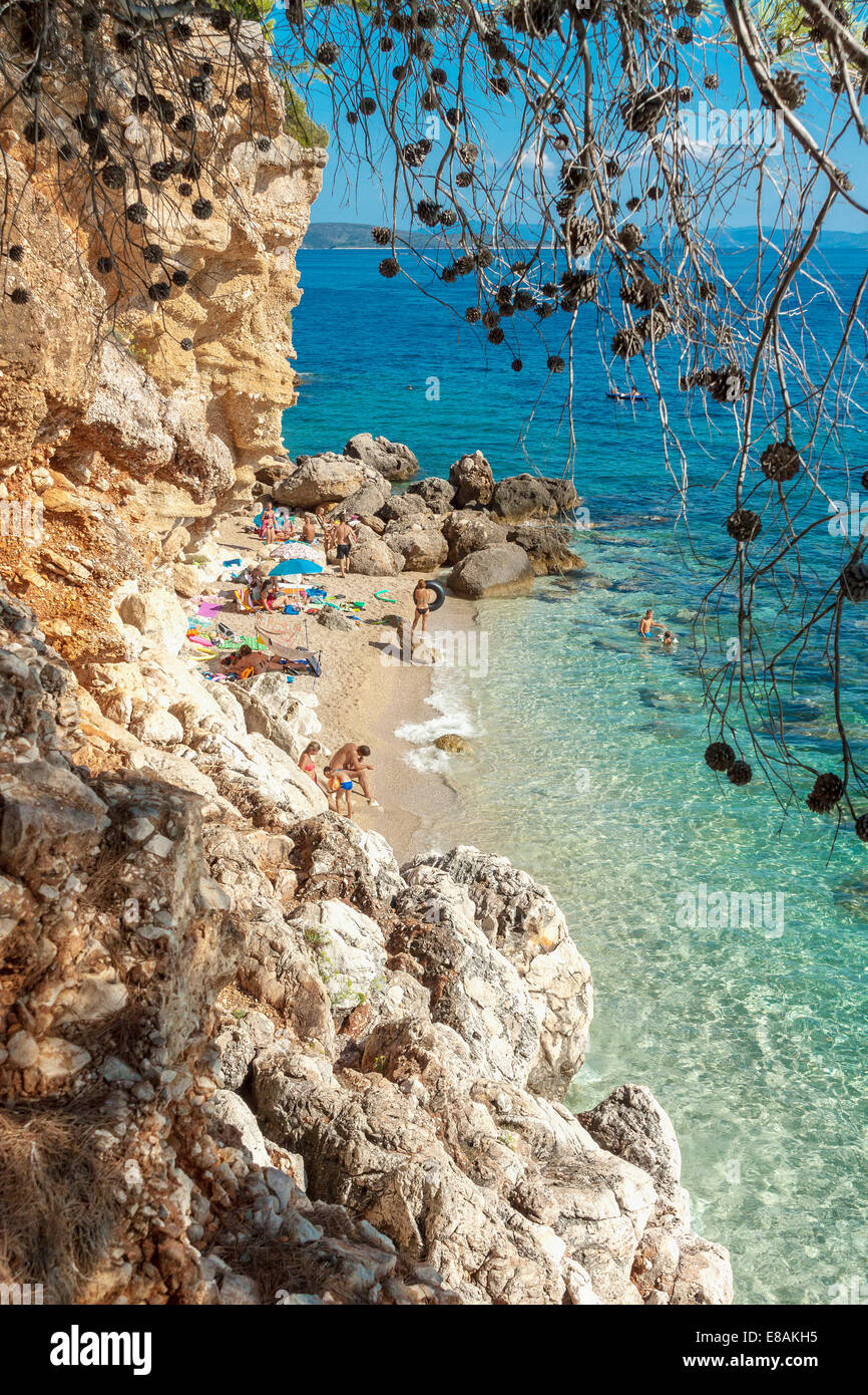 Touristen an einem Strand in Jagodna Dorf, Insel Hvar, Kroatien Stockfoto