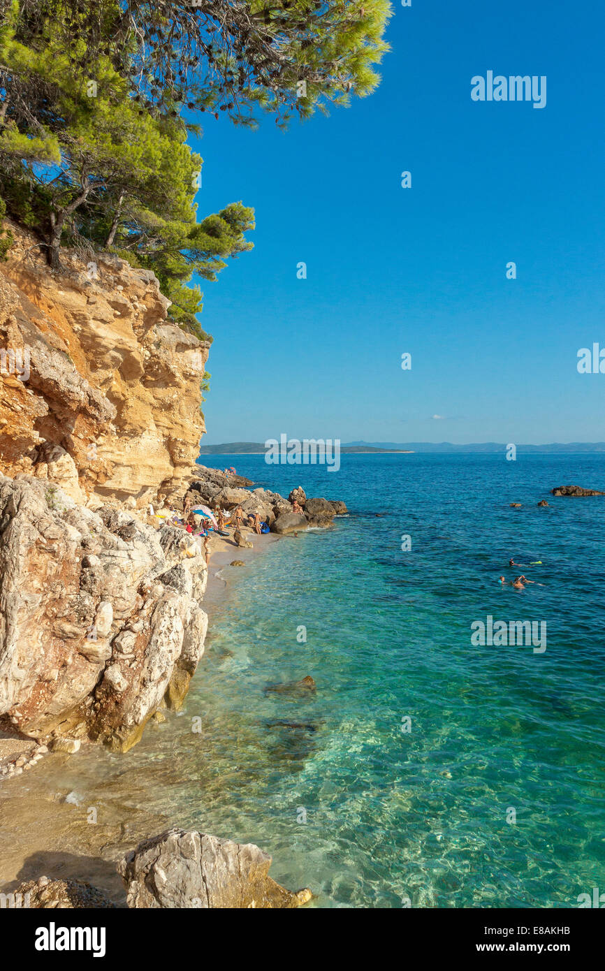 Touristen an einem Strand in Jagodna Dorf, Insel Hvar, Kroatien Stockfoto