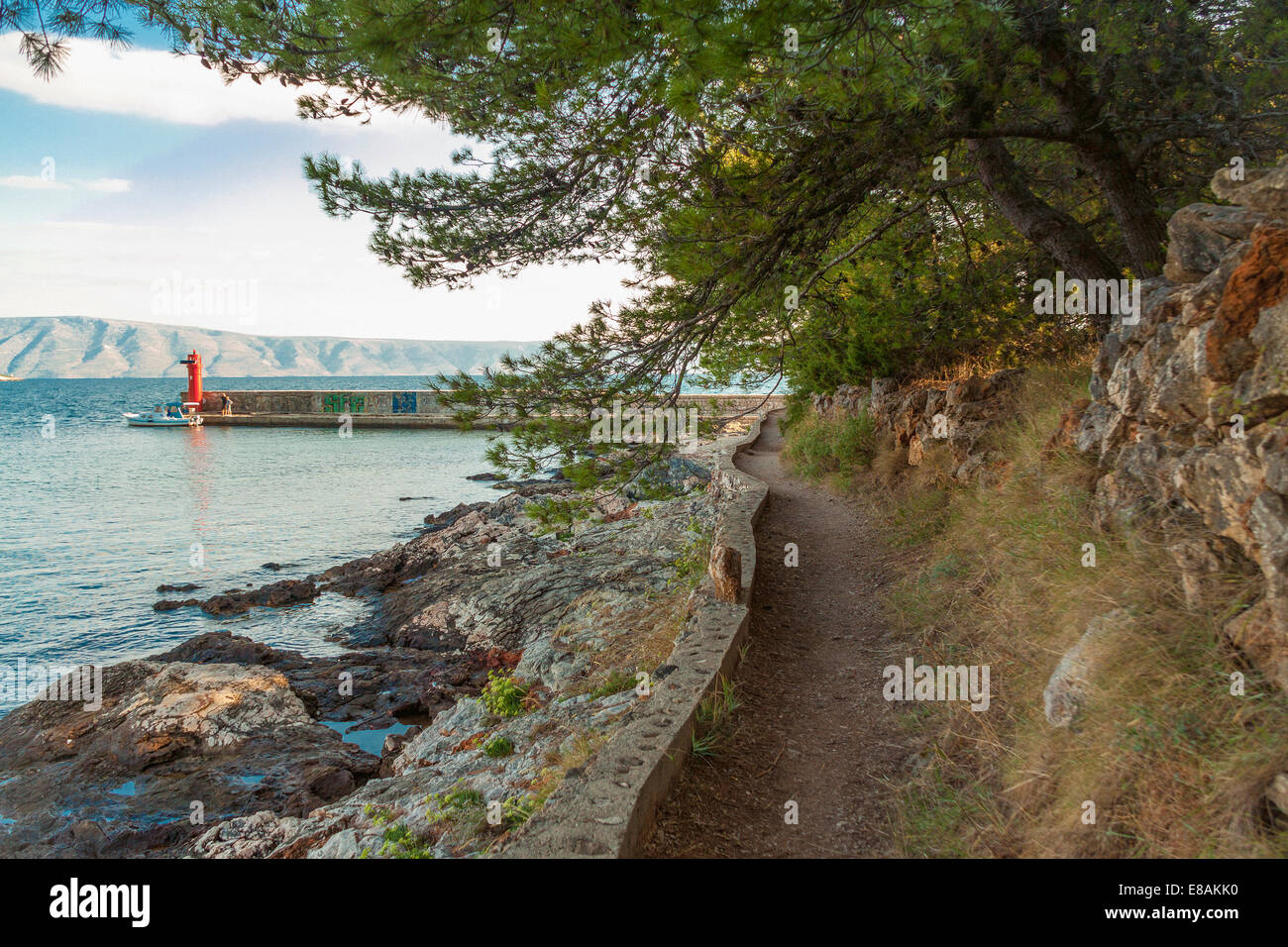 Pfad in der Nähe des Meeres in Jelsa, Insel Hvar, Kroatien Stockfoto
