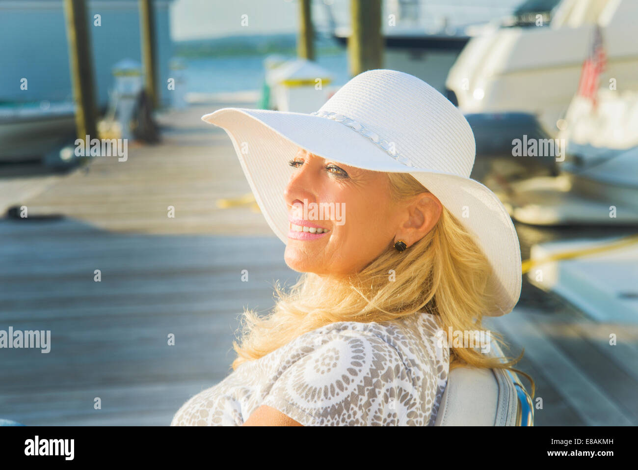 Reife Frau sitzen am Hafen Pier, Monmouth Beach, New Jersey, USA Stockfoto