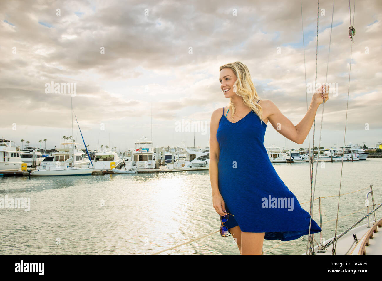 Junge Frau im blauen Kleid auf Segelboot, Porträt Stockfoto
