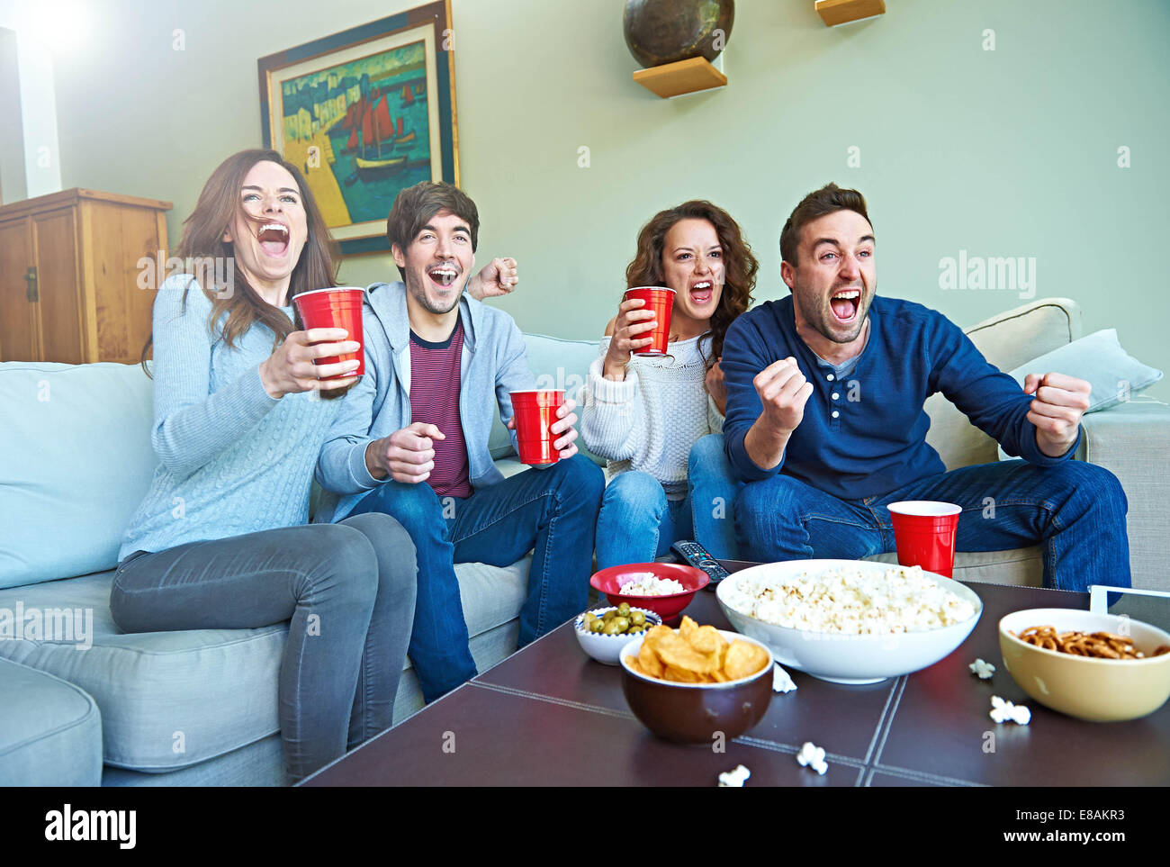 Gruppe von Freunden, die gerade Sport im Wohnzimmer Stockfoto