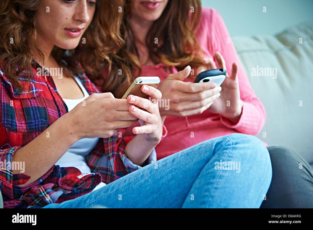 Freunde mit und Vernetzung auf Handy Stockfoto