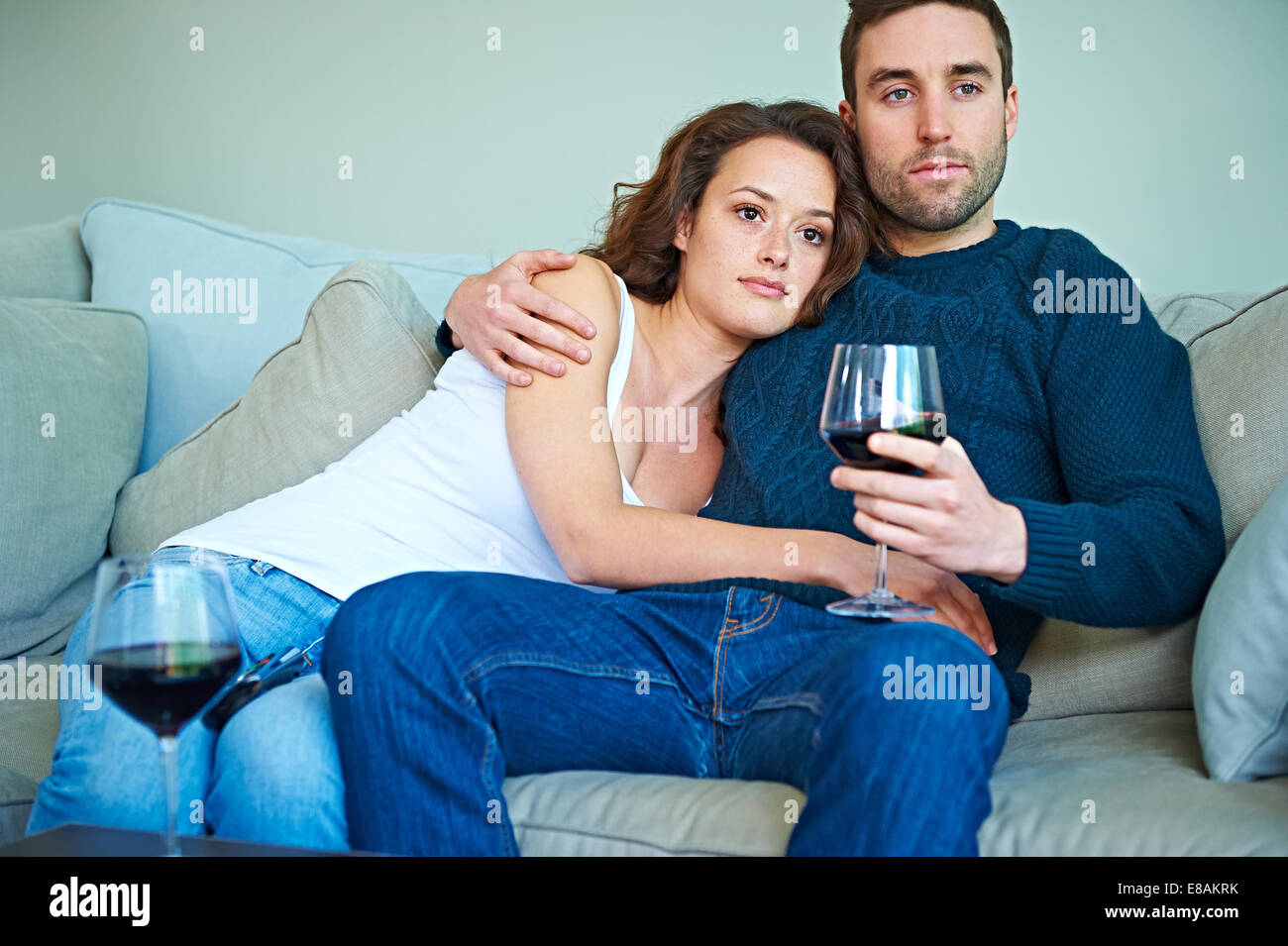 Paar genießen Wein auf sofa Stockfoto