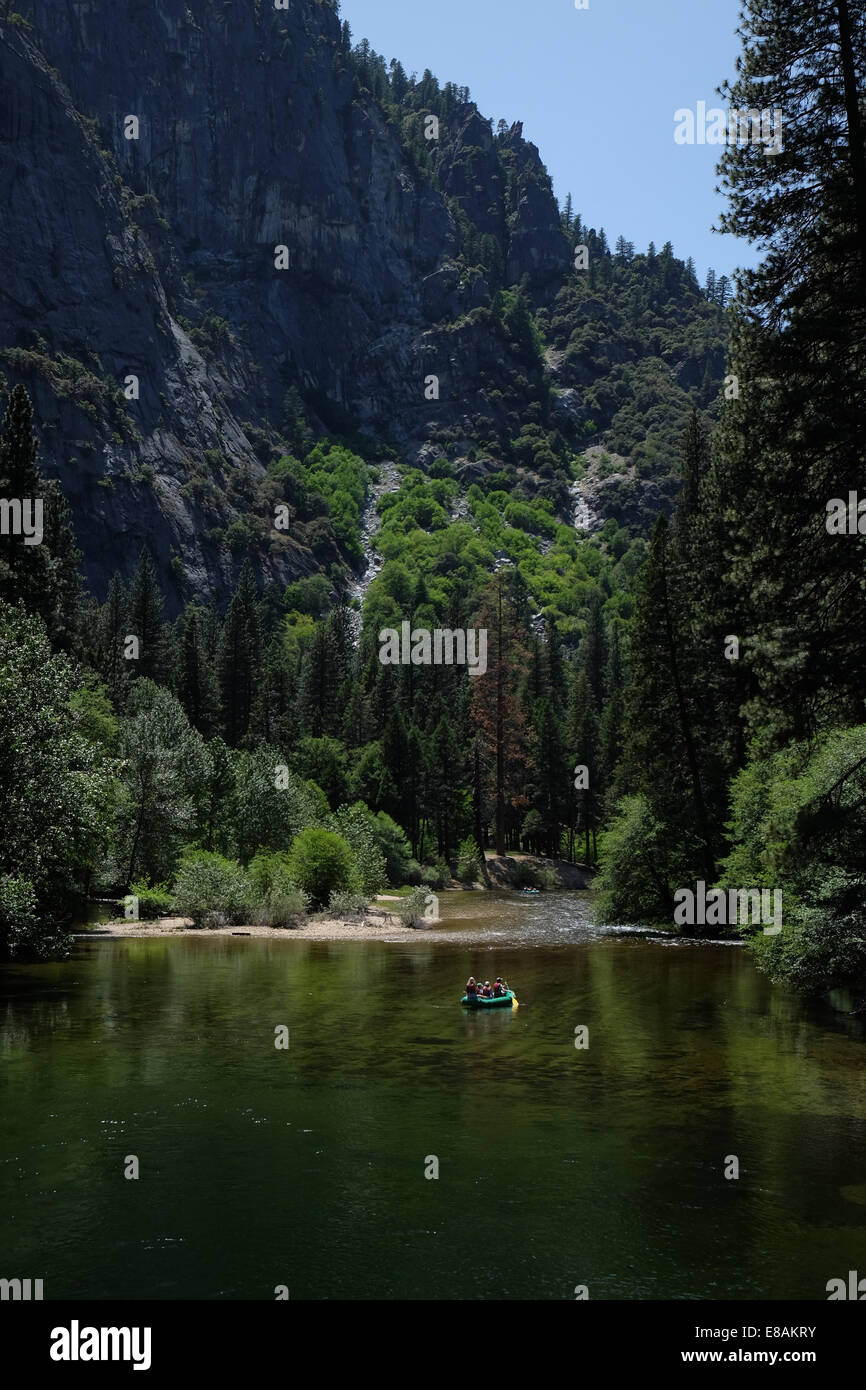 Der Fluss Merced im Yosemite Park mit rafting auf Menschen Stockfoto