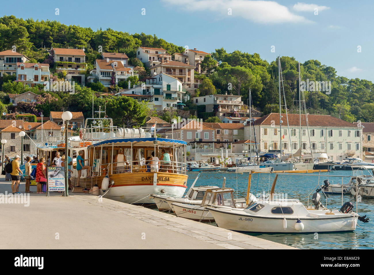 Touristen betreten Kreuzfahrtschiff in Jelsa, Insel Hvar, Kroatien Stockfoto