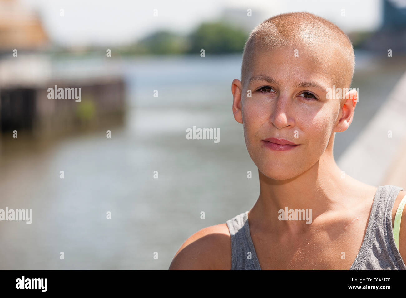 Porträt der ruhige junge weibliche Krebs-Überlebenden Stockfoto