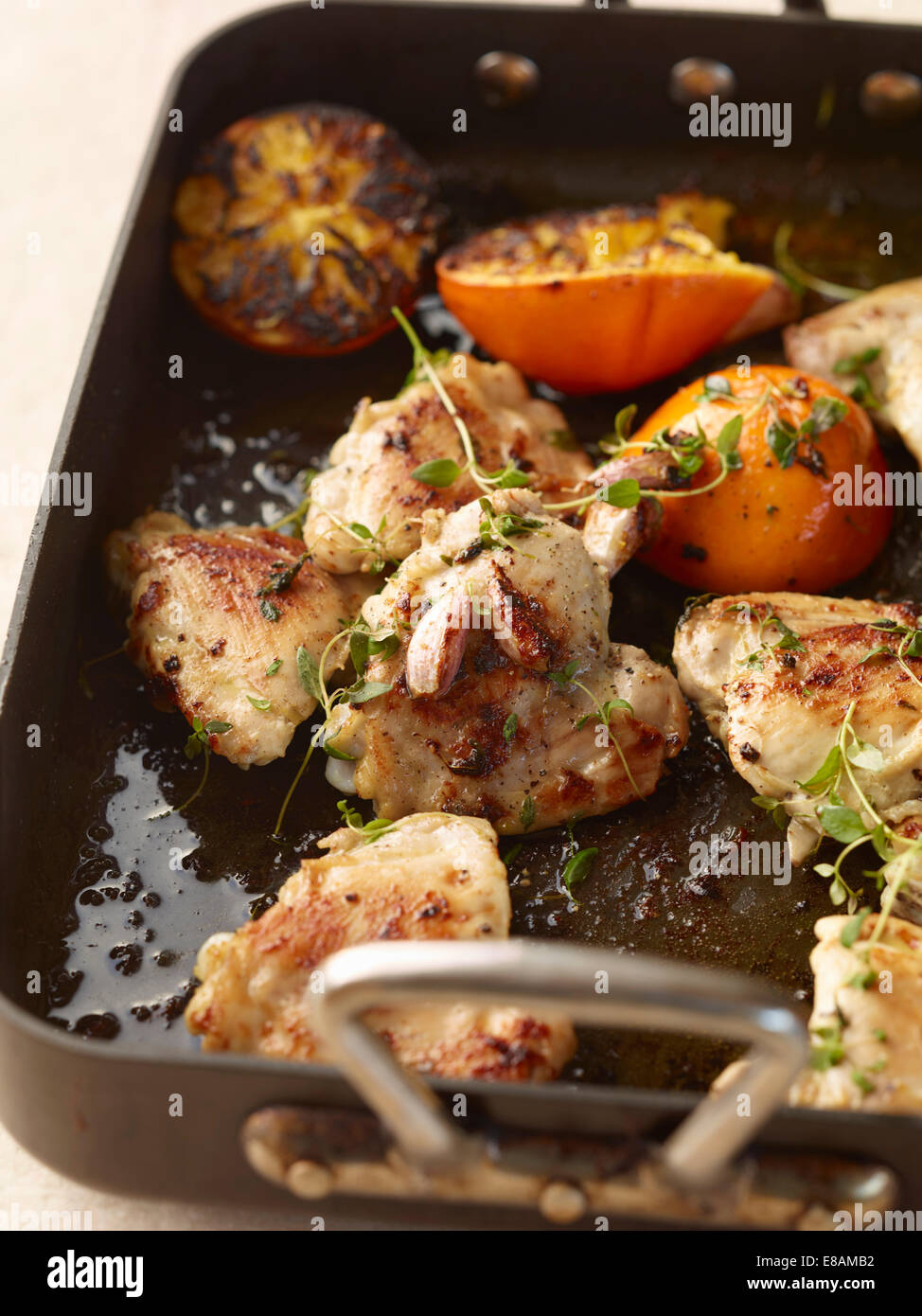 Rustikale geröstetem Knoblauch Huhn mit Orange und Thymian Stockfoto