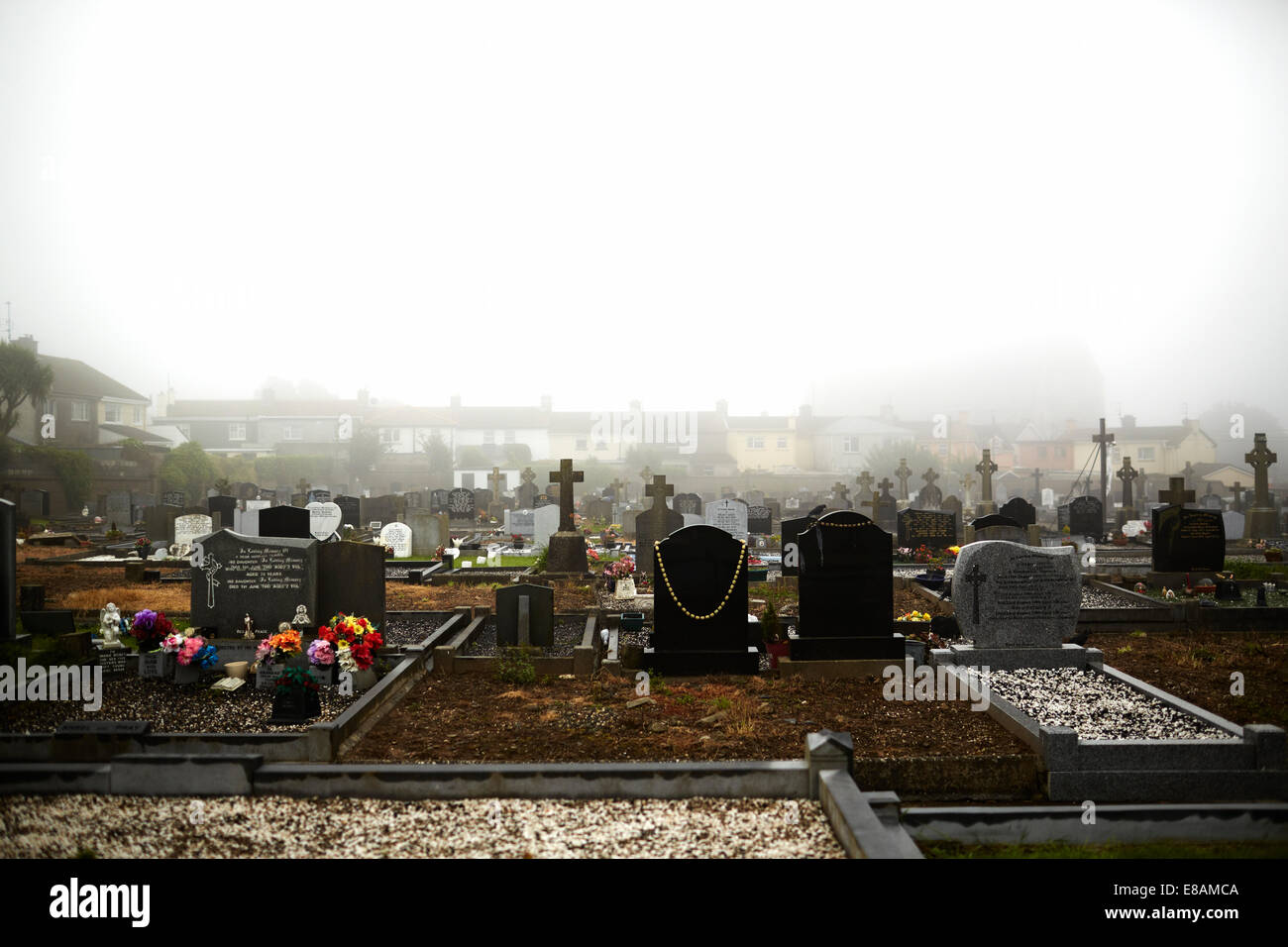 Misty Friedhof und Grab Steinen, Tramore, Grafschaft Waterford, Irland Stockfoto