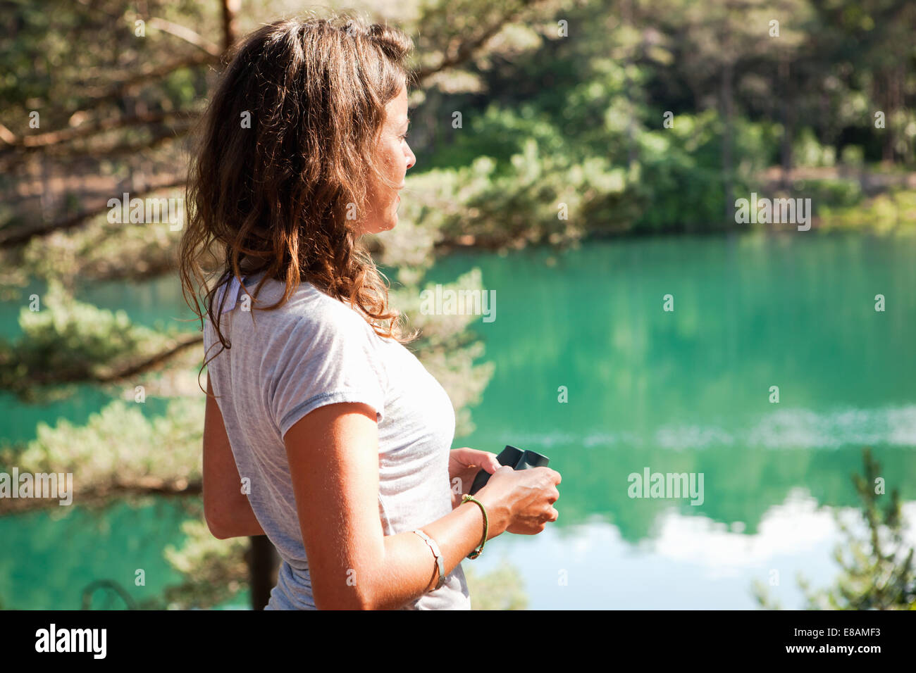 Frau am blauen Pool, Wareham, Dorset, Vereinigtes Königreich Stockfoto