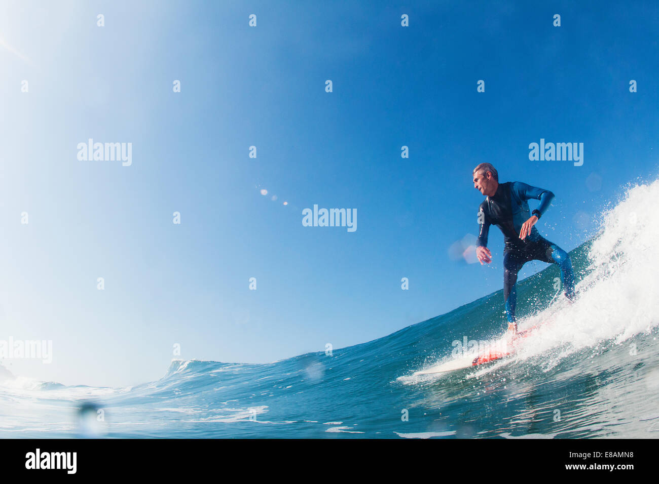 Mitte erwachsenen Mannes Surfen, Leucadia, Kalifornien, USA Stockfoto