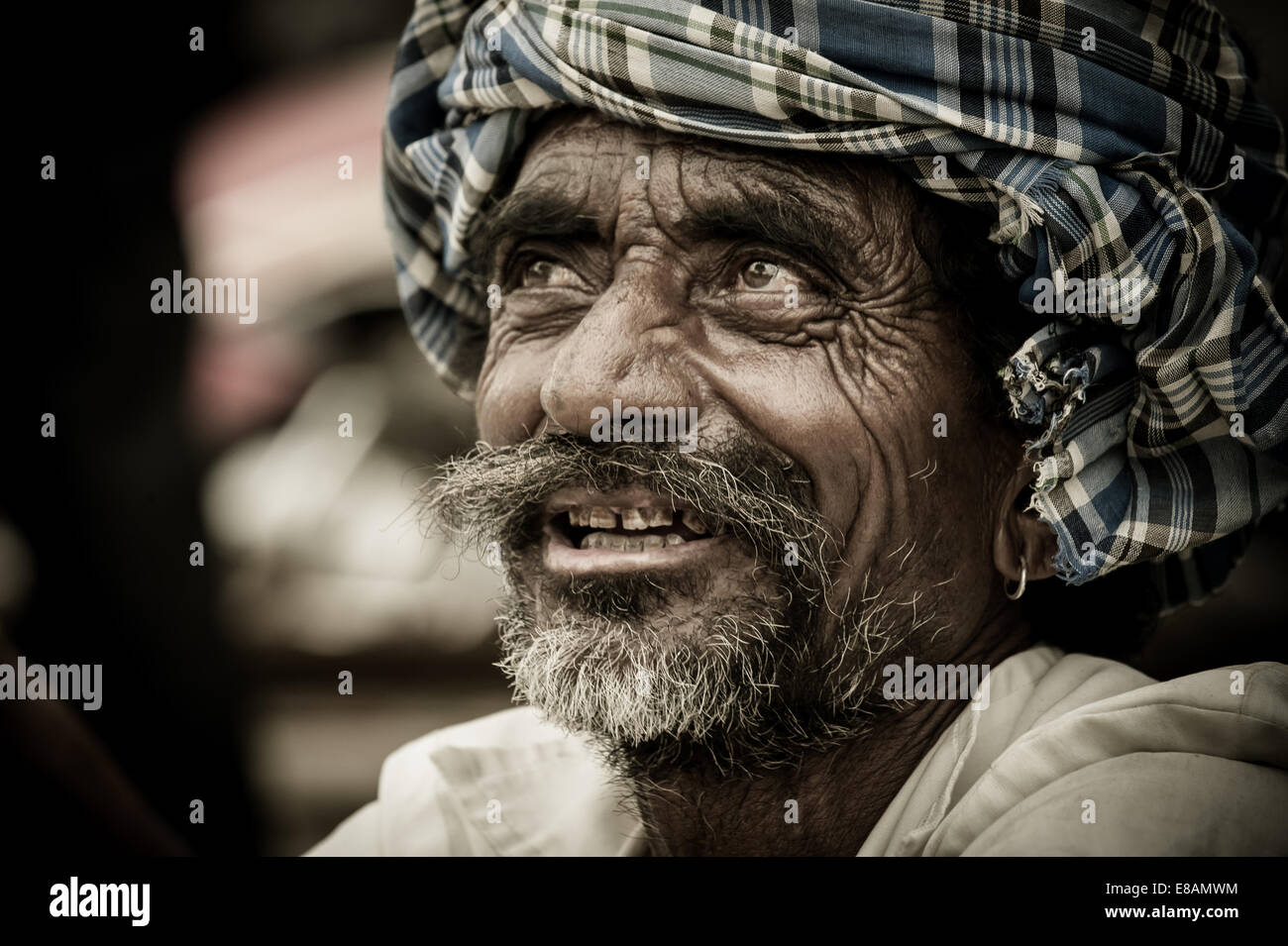 Älteren indischen Mann, der betet, betrachtet man seine heilige idol Stockfoto