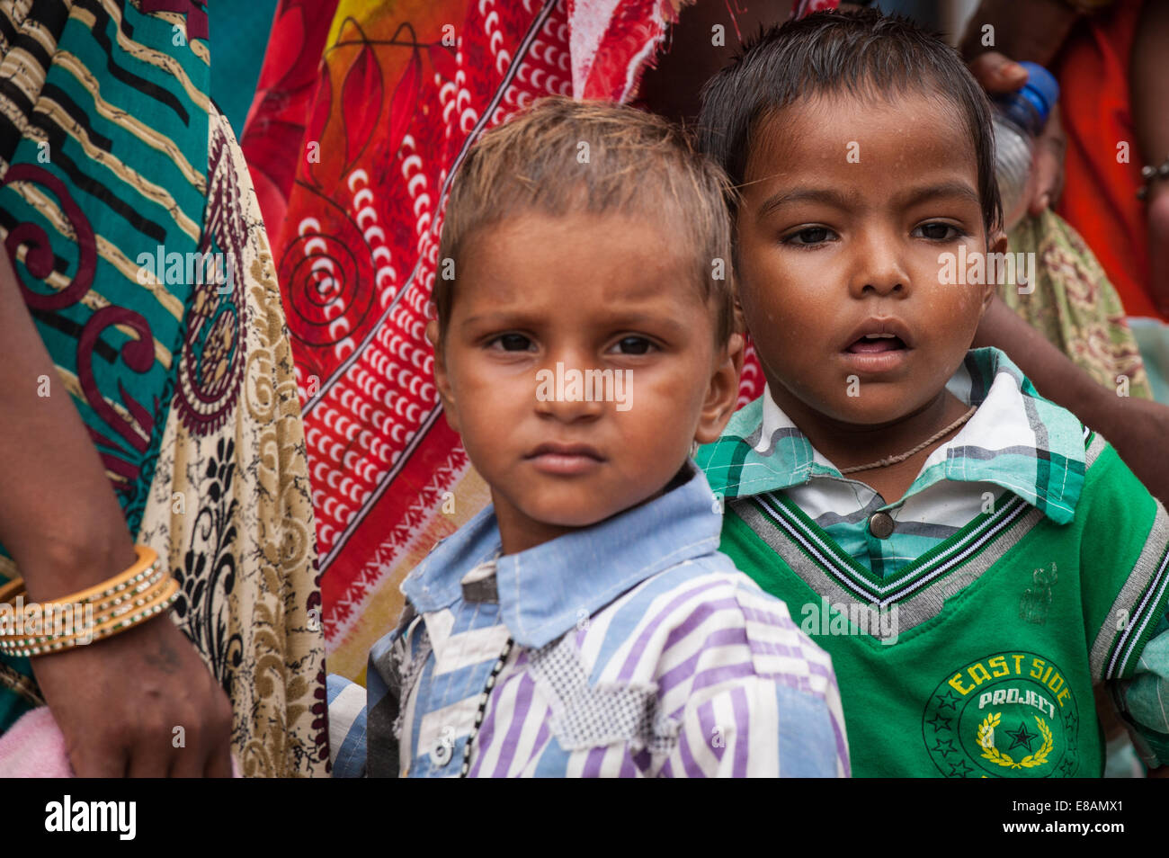 Kleinen indischen Brüder in einem Dorf in Rajasthan Stockfoto