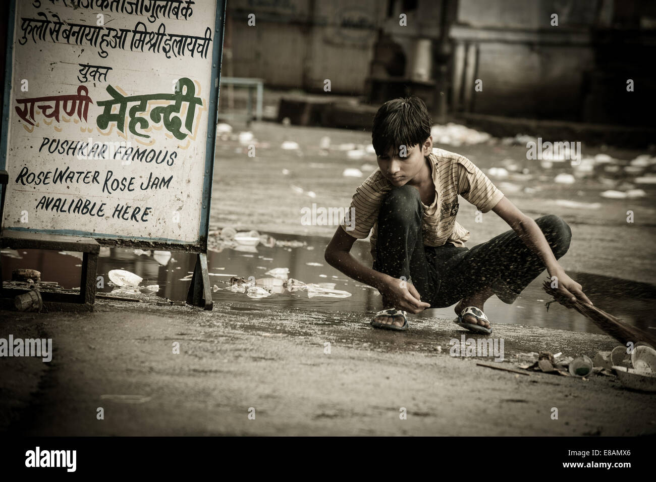 Landleben in Rajasthan, junge, die Reinigung der Straße Stockfoto