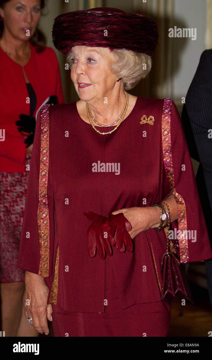 Den Haag, 10.02.2014 ihre königliche Hoheit Prinzessin Beatrix HRH Princess Beatrix besucht im Spaansche Hof in den Haag, die Zeremonie am Max van der Stoel Award. Der Preis geht an Spravedlivost, eine Menschenrechte NGO in Kirgisistan. RPE/Albert Ph.van der Werf/Niederlande OUT/kein Draht-SERVICE Stockfoto