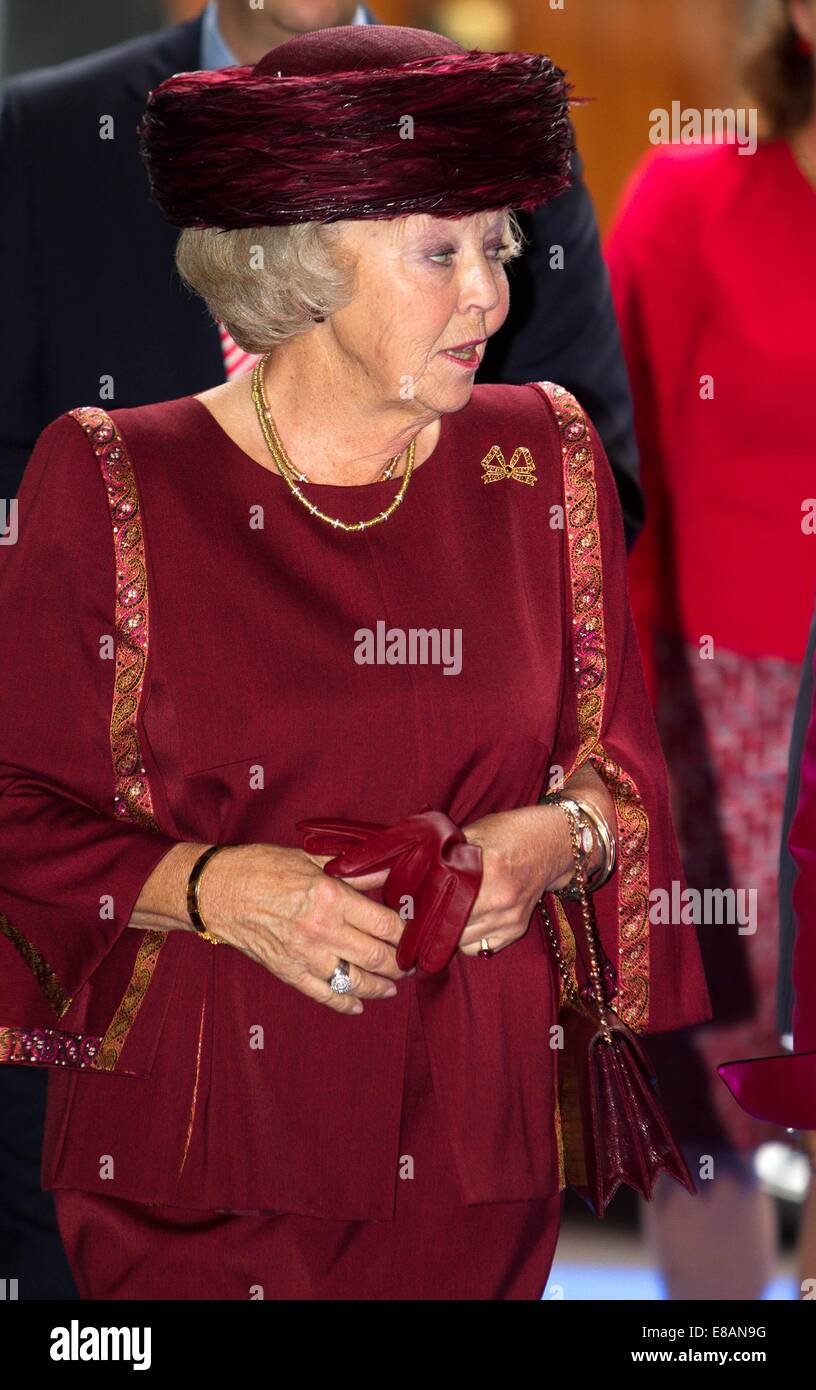 Den Haag, 10.02.2014 ihre königliche Hoheit Prinzessin Beatrix HRH Princess Beatrix besucht im Spaansche Hof in den Haag, die Zeremonie am Max van der Stoel Award. Der Preis geht an Spravedlivost, eine Menschenrechte NGO in Kirgisistan. RPE/Albert Ph.van der Werf/Niederlande OUT / NO WIRE SERVICE Stockfoto