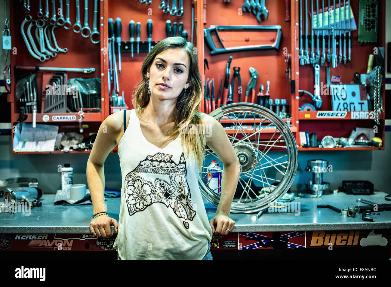 Porträt der jungen weiblichen Mechaniker in Motorradwerkstatt Stockfoto