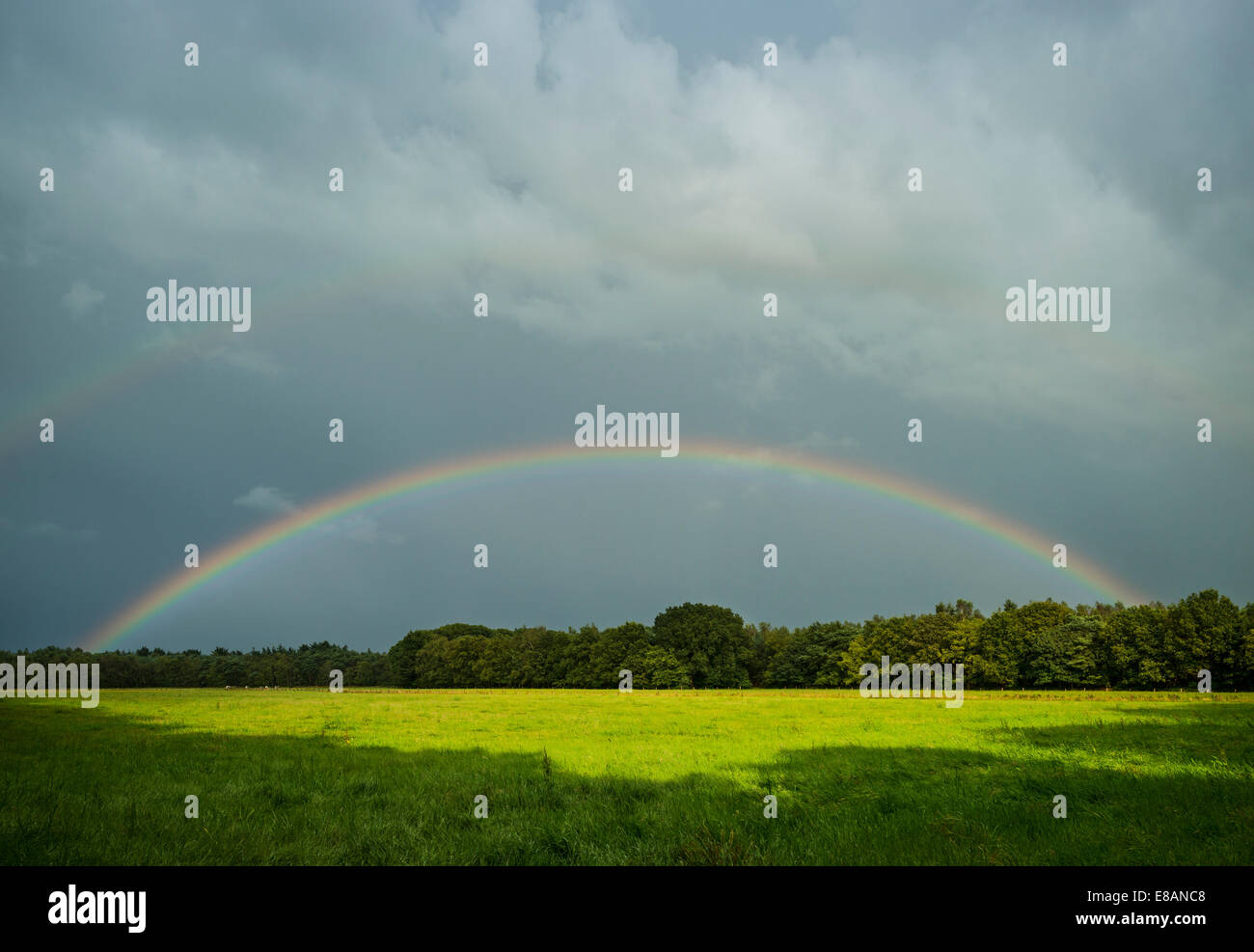 Wolken und Regenbogen über Feld Landschaft, Breda, Noord-Brabant, Niederlande Stockfoto