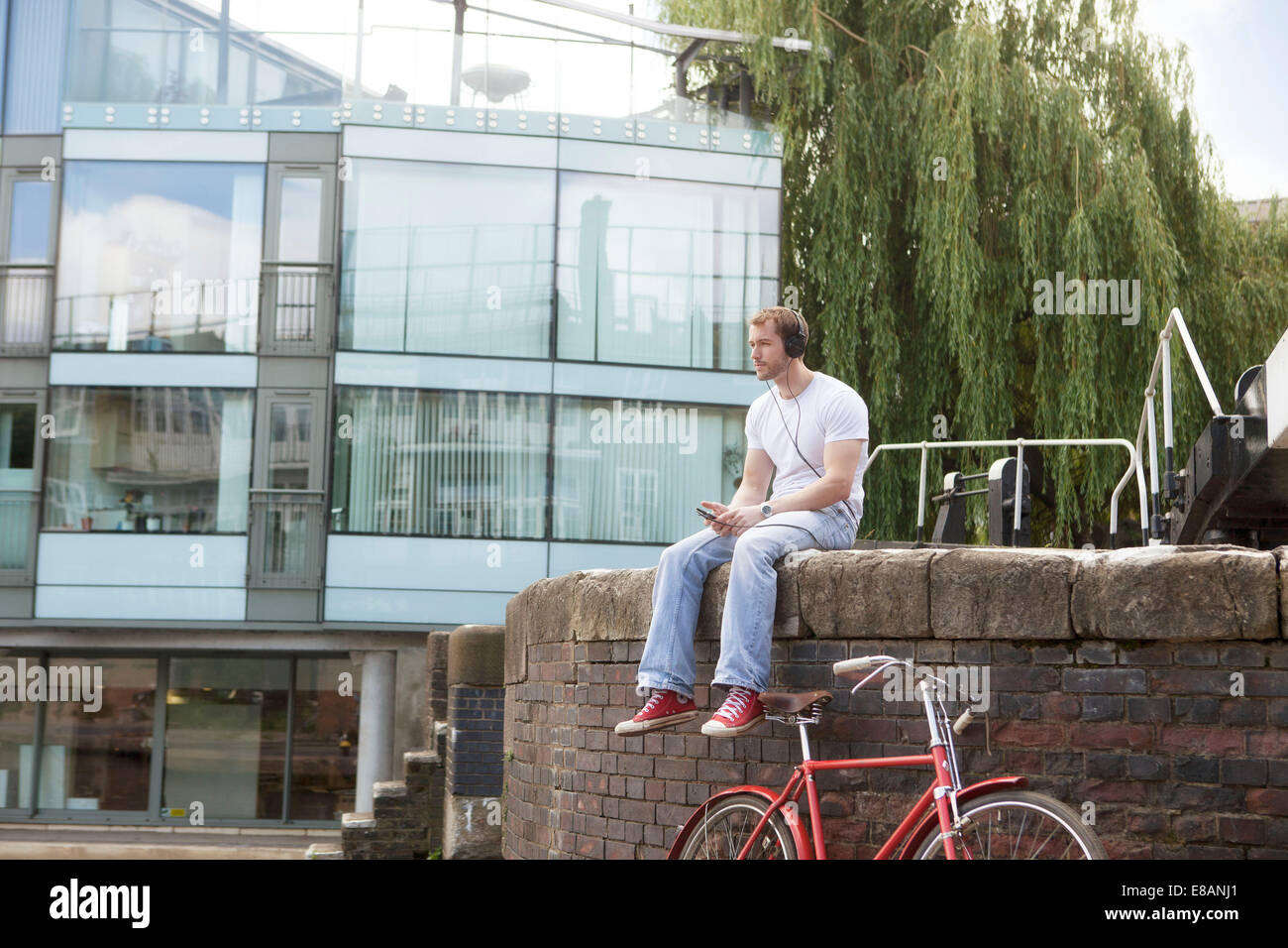 Menschen hören Musik von Canal, East London, UK Stockfoto