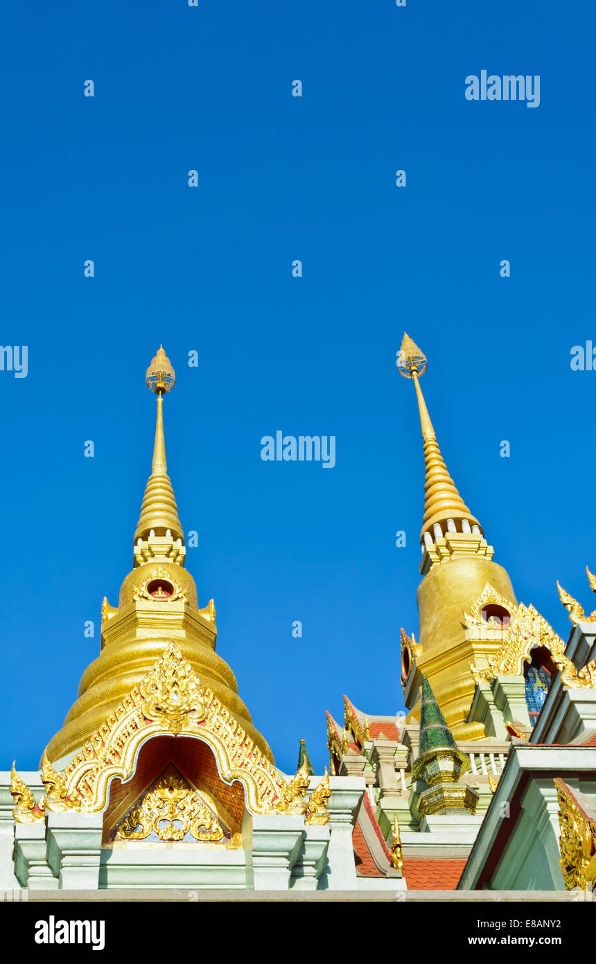 Höhepunkt am Phra Mahathat Chedi Phakdi Prakat, schöne goldene Pagode des berühmten auf Thongchai Berg in Ban Krut, Prachuap Khir Stockfoto