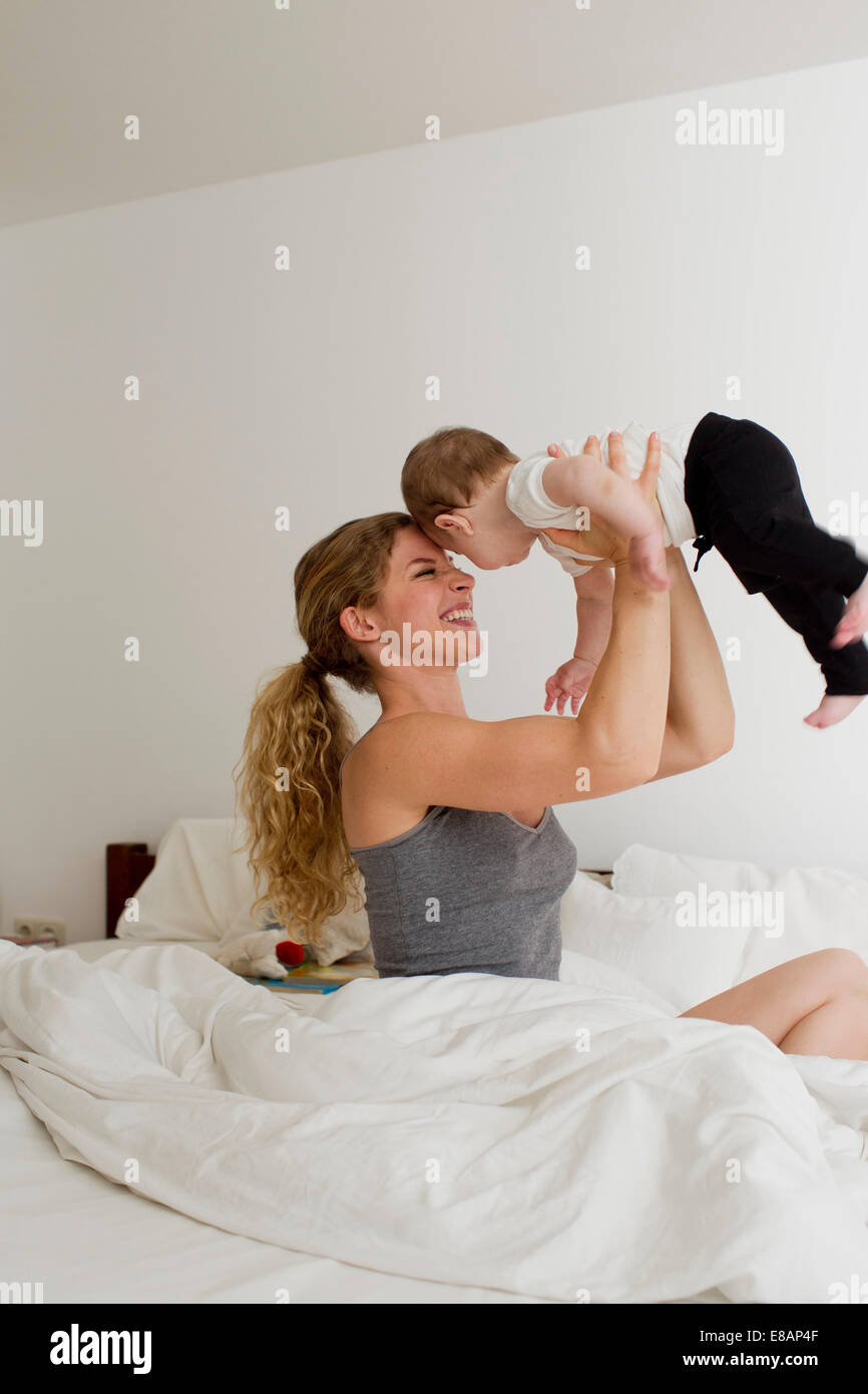 Mutter Baby Boy in der Luft halten Stockfoto