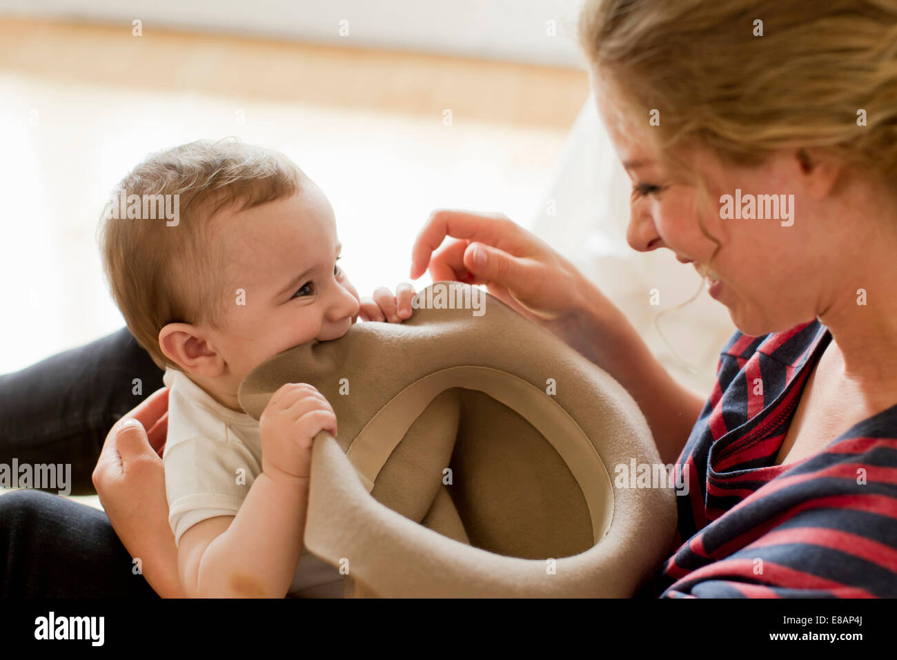 Mutter mit Baby spielen Stockfoto