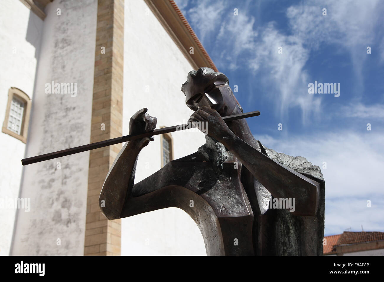 Abbildung eines Mannes mit einer Querflöte bei den Chefs von Castelo de Vide, Portugal. Stockfoto