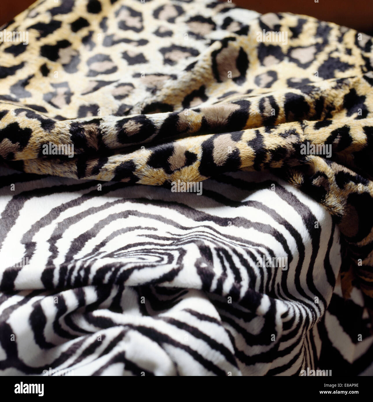 Nahaufnahme von Zebra print "und" Leopard drucken Vlies Würfe Stockfoto