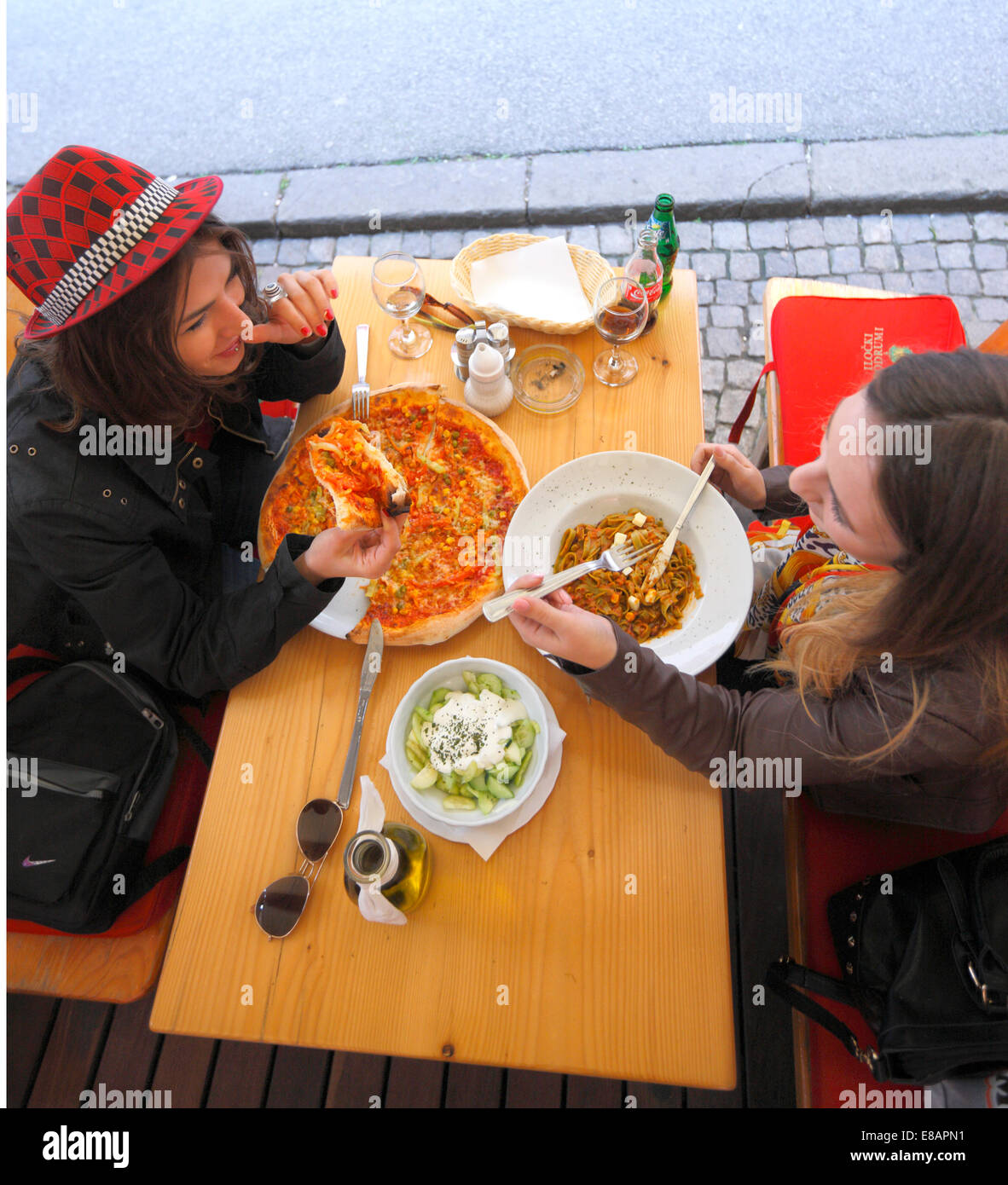 Restaurant Zagreb - Kroatien zwei Mädchen Essen im restaurant Stockfoto