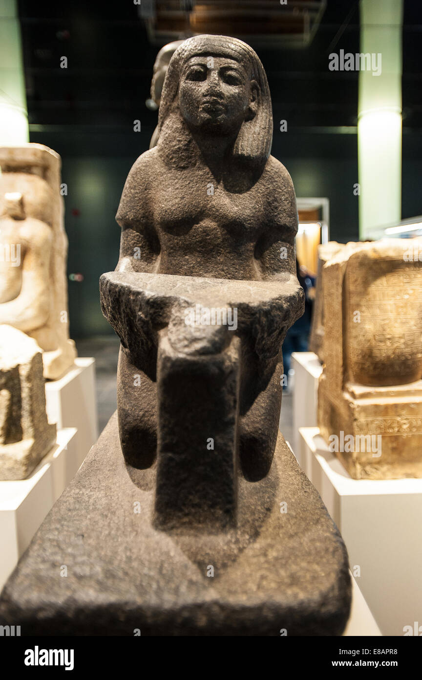 Italien Piemont Turin ägyptische Museum Statue des königlichen Schreiber mit einem Angebot Tisch. Diorit Theben neuen Reiches Dynastie XIX (120 Stockfoto
