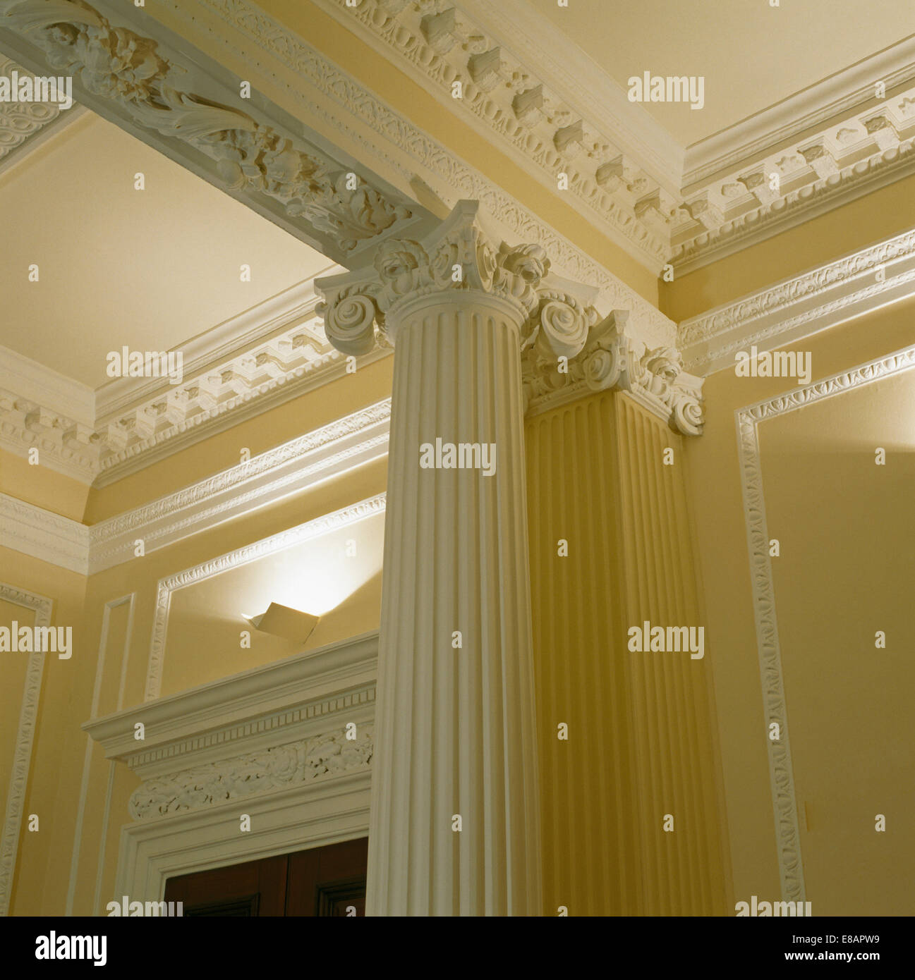 Kunstvollen Stuckarbeiten Gesimse und klassischen Säulen im Büro Rathaus Stockfoto