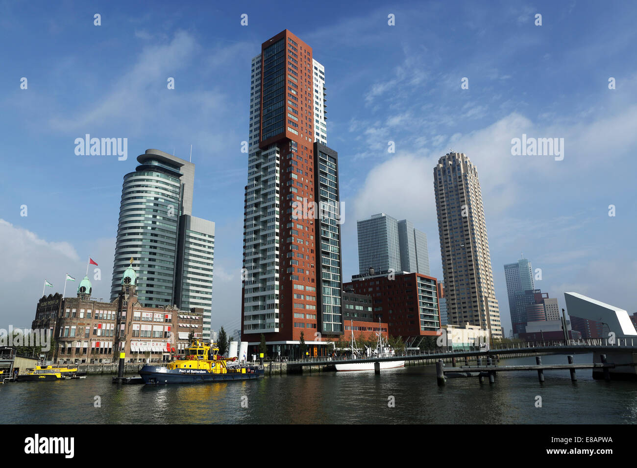 Das Hotel New York und Wasser TaxiStation von der Rijnhaven in