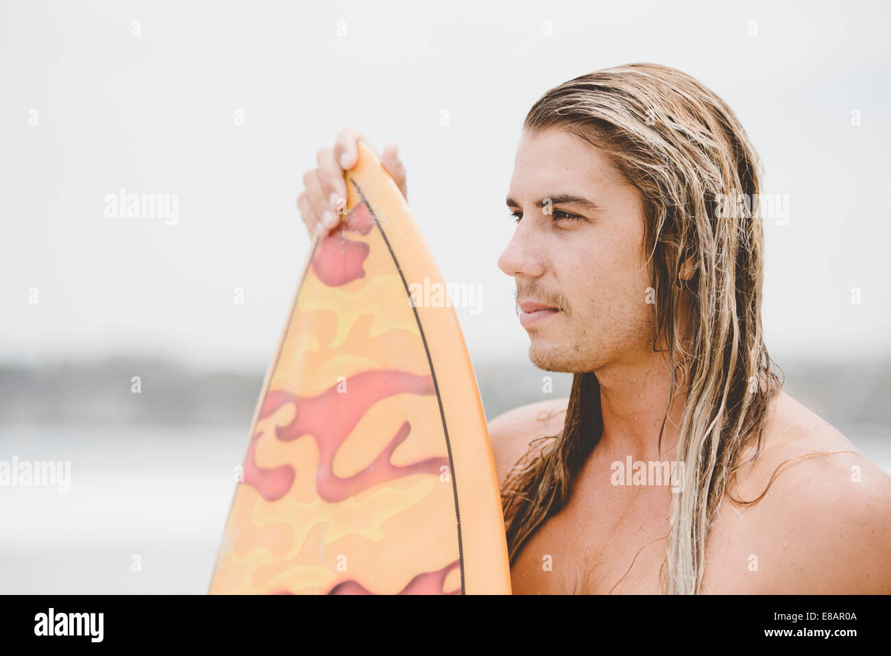 Australische Surfer mit Surfbrett Stockfoto