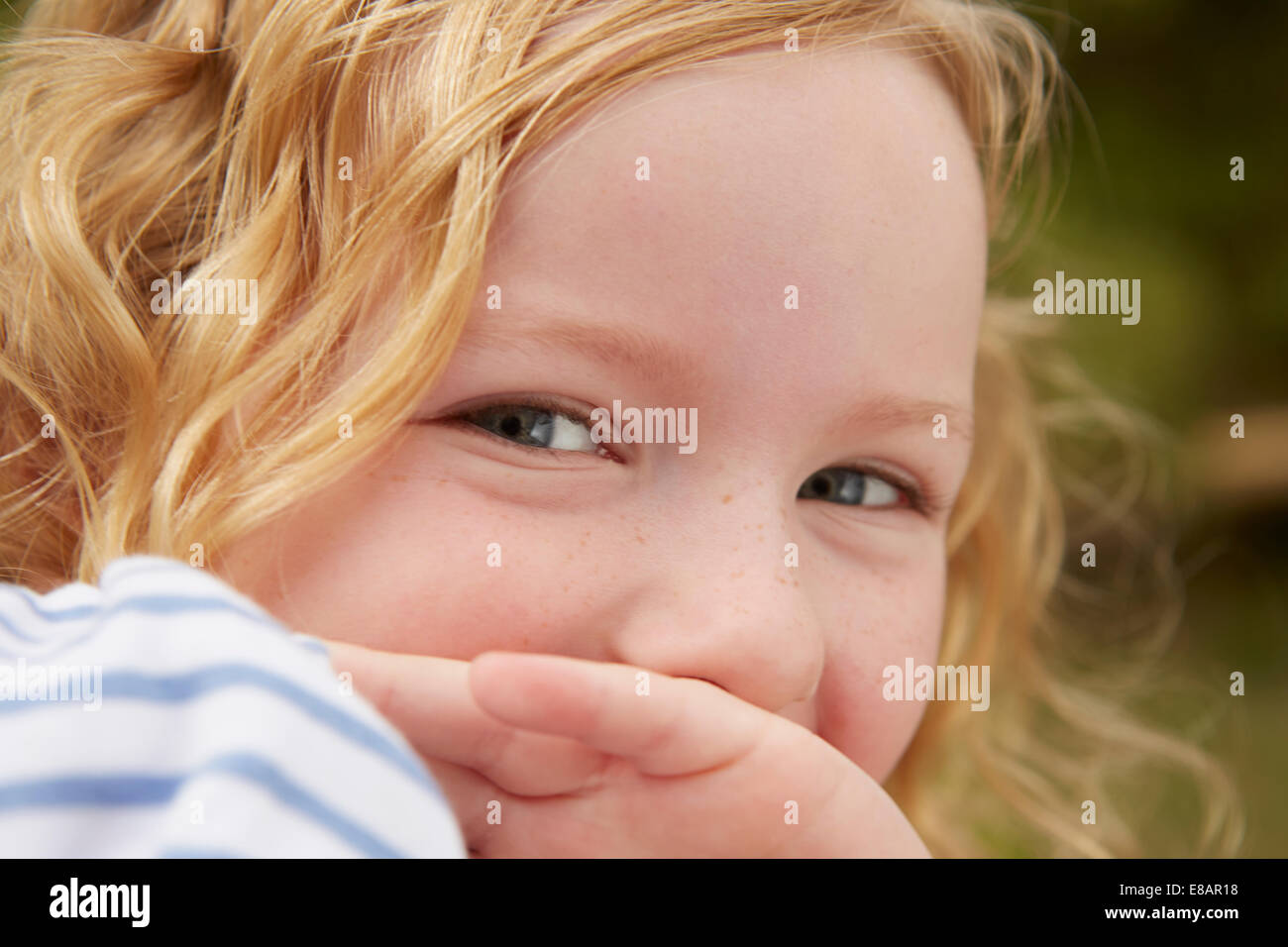 Porträt eines Mädchens mit der Hand den Mund zu schließen Stockfoto