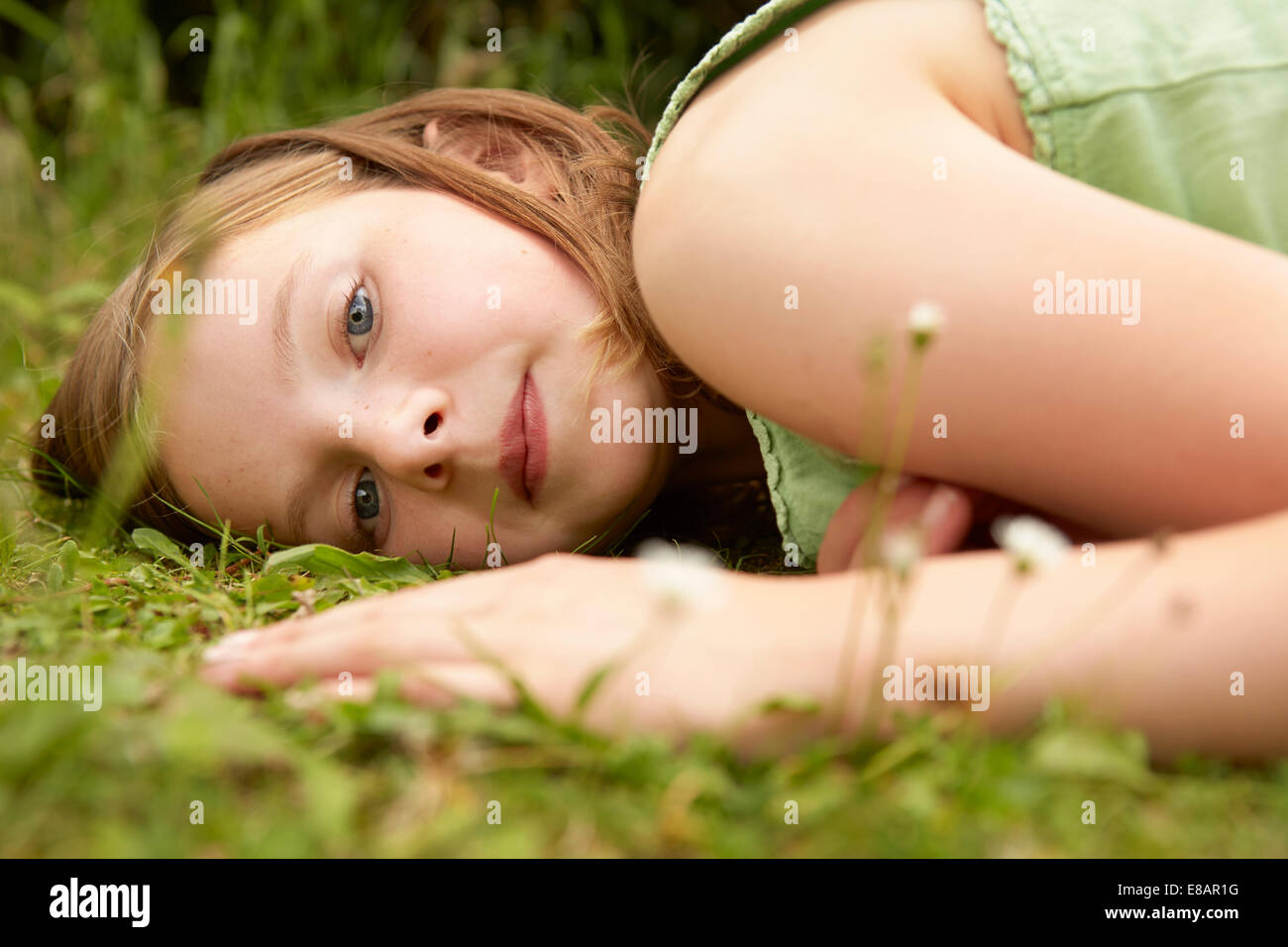 Porträt eines Mädchens auf Gartengras liegen hautnah Stockfoto