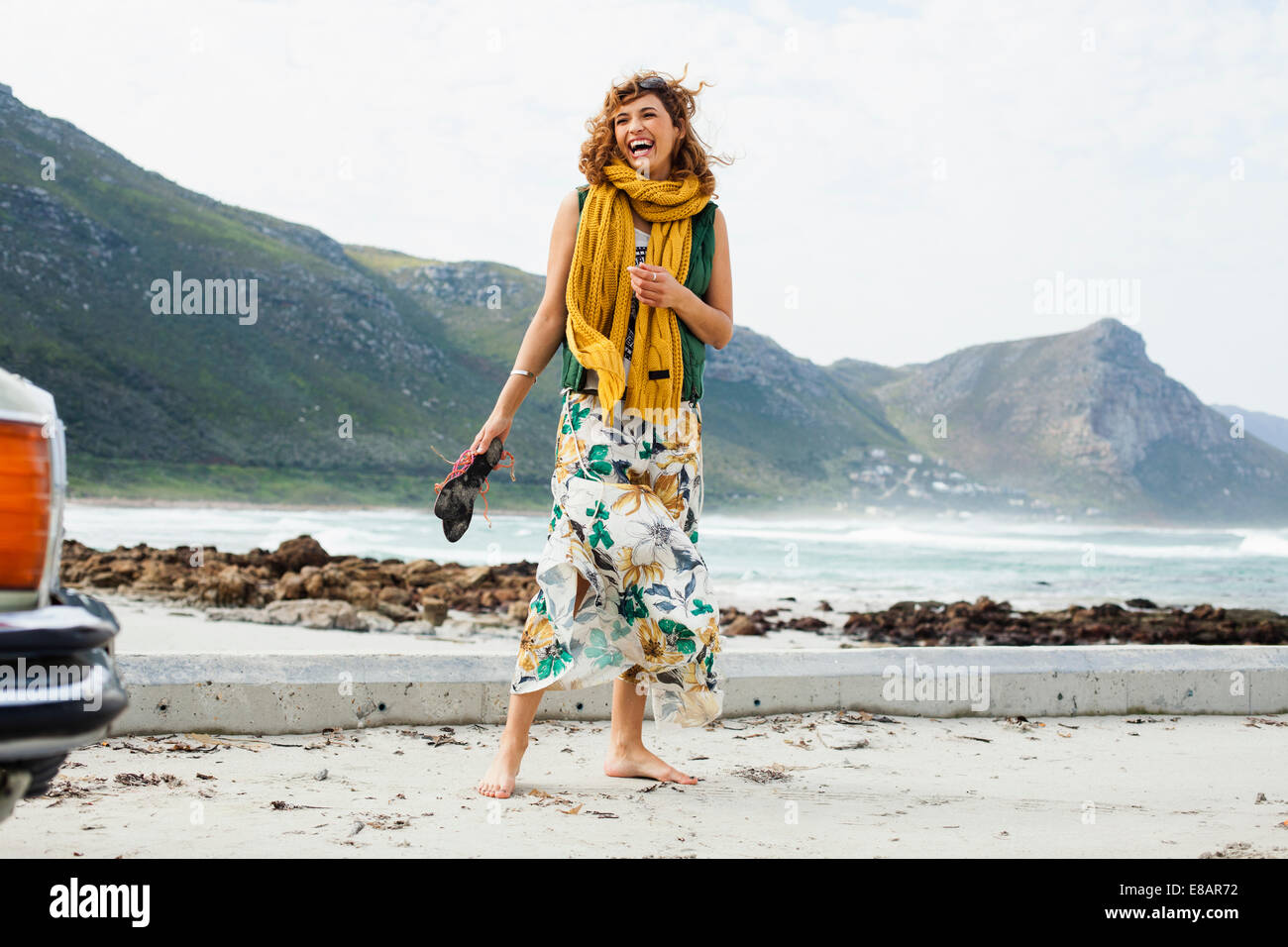 Junge Frau lachend auf Beach, Cape Town, Western Cape, Südafrika Stockfoto